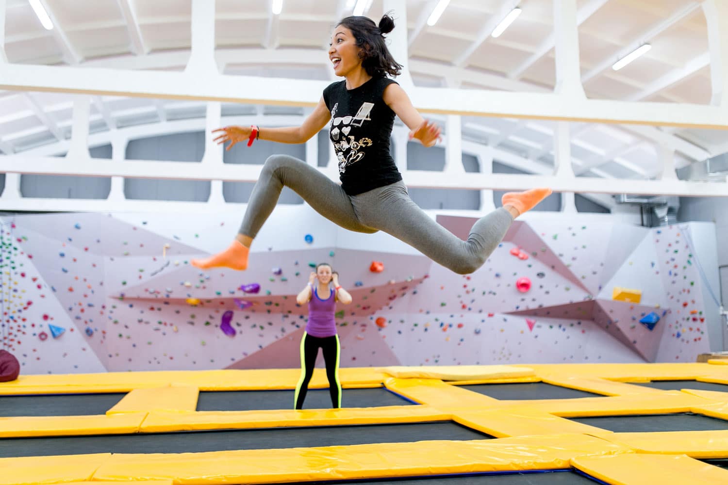 Abnehmen mit Trampolin springen ist immer beliebter und sehr effektiv, wenn es um die Gewichtabnahme und das Halten von Gewicht geht