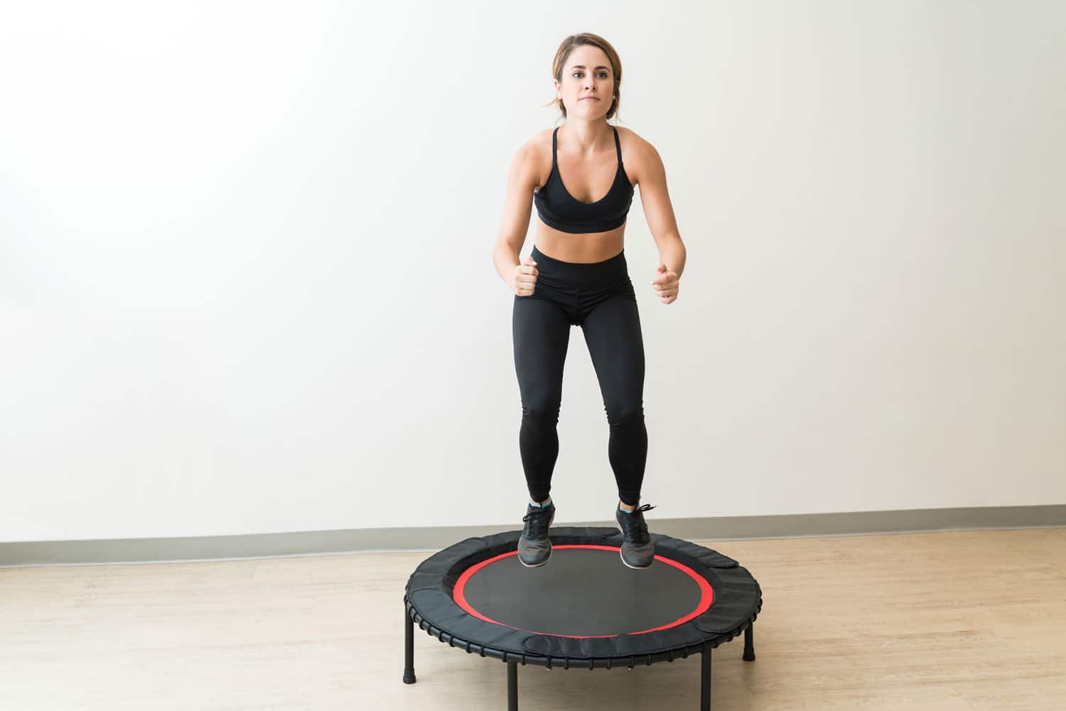 Minitrampolin Übungen: Ein Hiit Training auf dem Trampolin ist ideal, um das Wunschgewicht zu erreichen