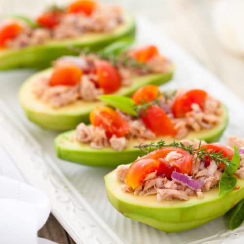 Leckerer Thunfisch Salat mit Avocado und Tomate