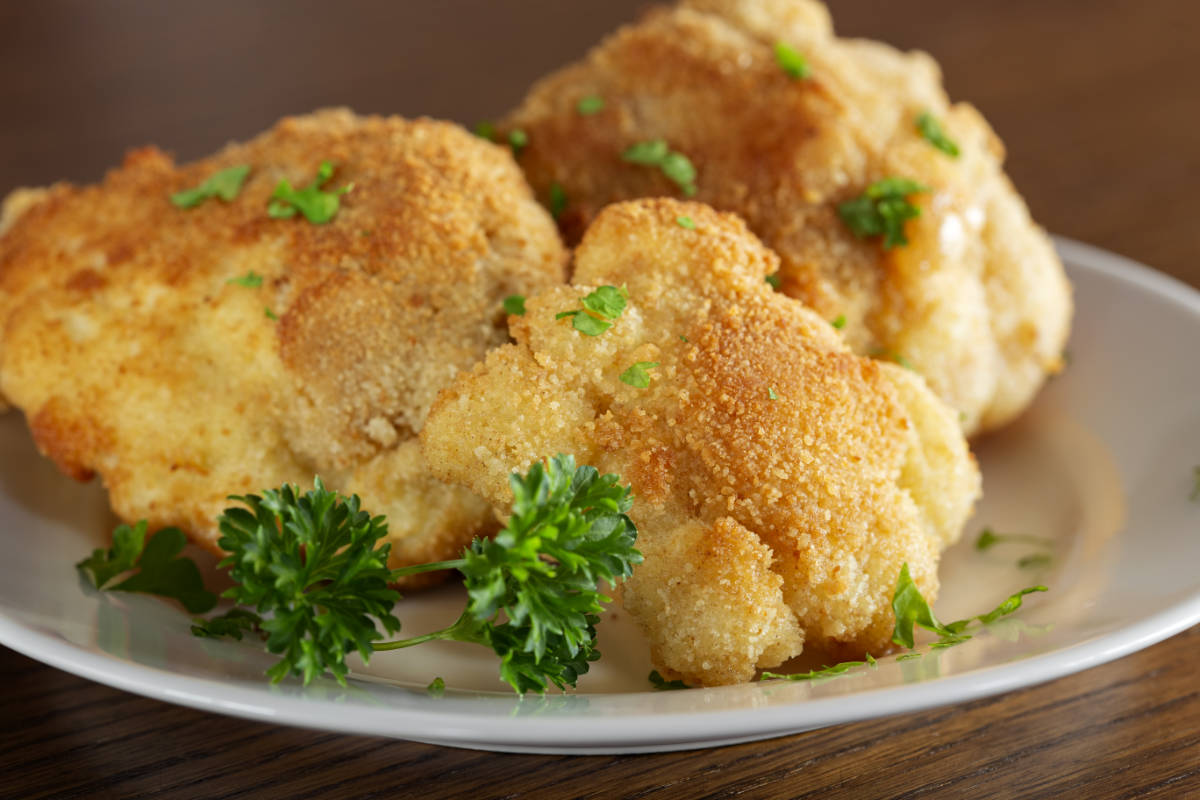 Blumenkohl serviert man zu Schnitzel