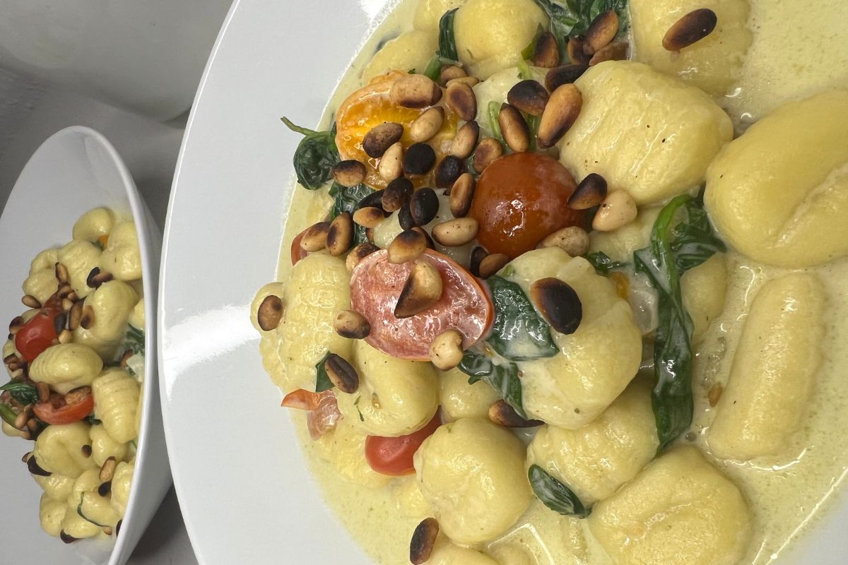 gnocchi mit spinat endbild Gnocchi mit Spinat angerichtet auf einem Teller
