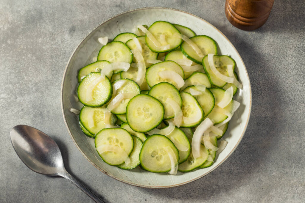 Gurkensalat passt perfekt zu Leberkäse