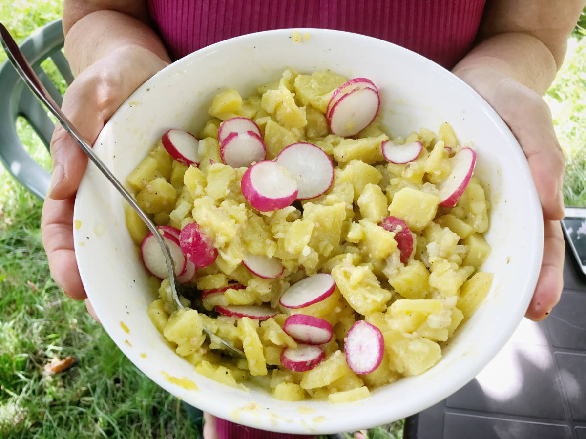 Kartoffelsalat als Beilage zu Cordon bleu