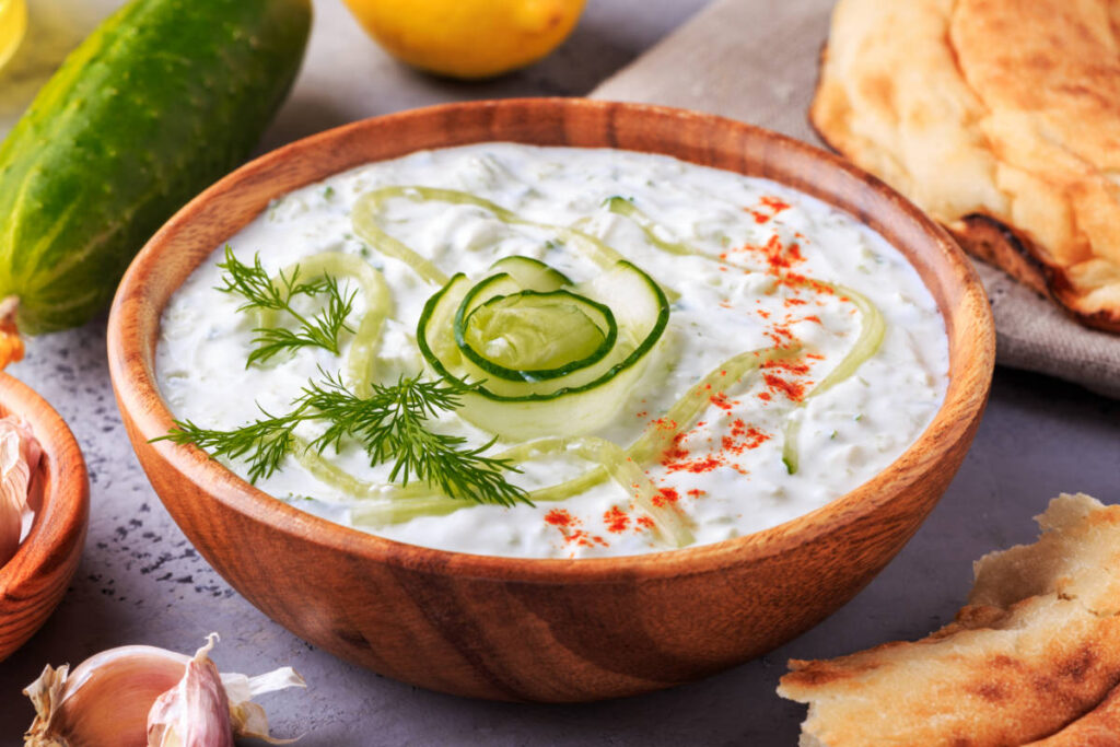 Hähnchenschenkel mit einem Knoblauch-Dip sind super lecker