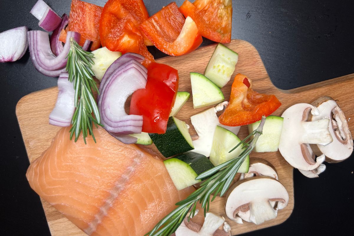 lachsfilet mit gemüse backofen zutaten Lachsfilet mit Gemüse aus dem Backofen Zutaten