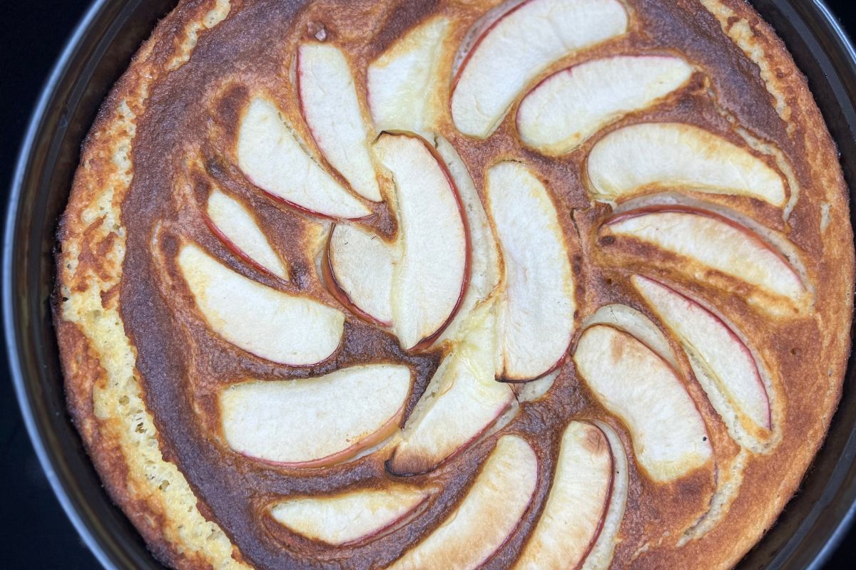 Kalorienarme Low Carb Pfannkuchen mit Äpfeln in Zubereitung