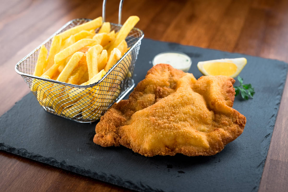 Ein Wiener Schnitzel mit Pommes